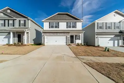 Image de Charming Retreat: Cozy & Stylish Home by RedAwning