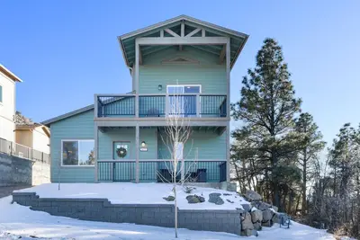 Image de Breezy Pines Getaway (3-Bedroom Home) by RedAwning