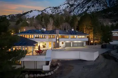 Image de Exclusive Resort Escape: Heated Pool, Spa & Pickleball by RedAwning