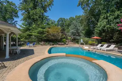 Image de Serene Haven: Stunning Yard, Pool, and Views by RedAwning