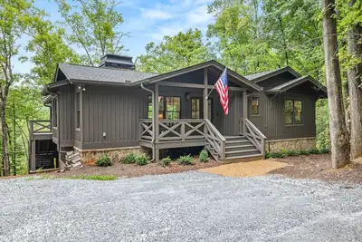Image de Beautiful New Home Overlooking breathtaking Lake Burton