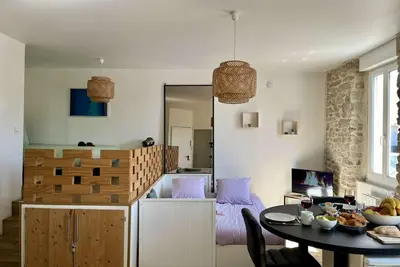 Image de Logement chaleureux et lumineux avec pierres apparentes – Étang au Duc