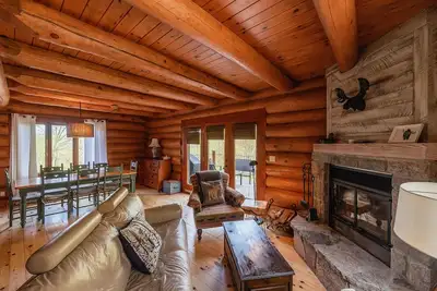 Image de Charming Cote Nord Tremblant 4-bedroom Scandinavian Log Cabin with Spa