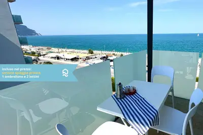 Image de M413 - Marcelli, four-room beachfront apartment with view and private beach
