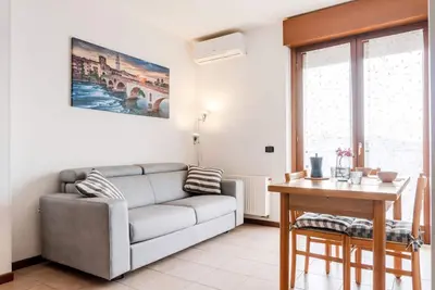 Image de Cozy apartment of 40 sqm located on the fourth and last floor of a building with lift, suitable for 4 people. The accommodation is located in a quiet residential area, served by the main services: bars, restaurants, supermarkets, pharmacy, public transpor