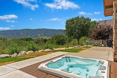 Image de Dreamy one level 3 bedroom home with hot tub!