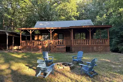 Image de The Angler at Enid Lake is a quiet & cozy 3-bedroom cabin