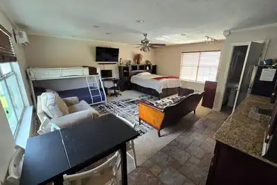 Image de Peaceful studio aparrtment in the spring creek area. \n