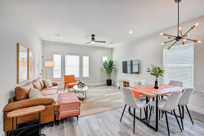 Image de Stylish 2-Bedroom Apartment with Ac, Fast WiFi, & Pool near Downtown Houston.
