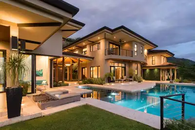 Image de Exclusive Villa: Gym, Infinity Pool & Housekeeping – Casa Symbiotica