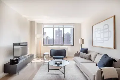 Image de Ideal Ues 1br w/ Gym, Doorman & Pool, nr Central Park, by Blueground