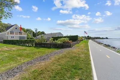 Image de Welcome to the New Bristol Ri Summer House, where comfort meets elegance.