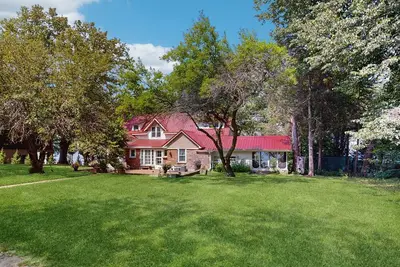 Image de Victorian all-suite lakefront house with pier, piano, & wood fireplace
