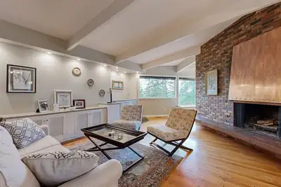 Image de Unwind with Stunning Views and Luxurious Comfort, Including Ac & W/D