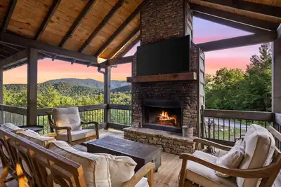 Image de Surreal Views~Outdoor Fireplace Pool Table&Hot Tub