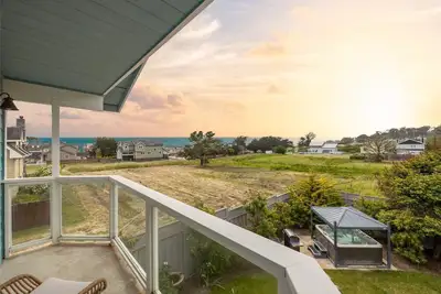 Image de 2 Blocks to ocean, steps to beach, ocean view, hot tub, coastal trail, Bbq