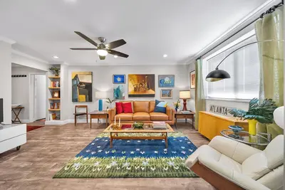 Image de Urban-Eclectic Downtown Condo w Parking, sleeps 4