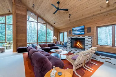 Spend Summer in Sun Valley! New Build home with Private Sauna and Ping-pong Table