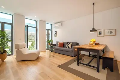 Image de Stylish Urban Flat with Terrace by HostWise