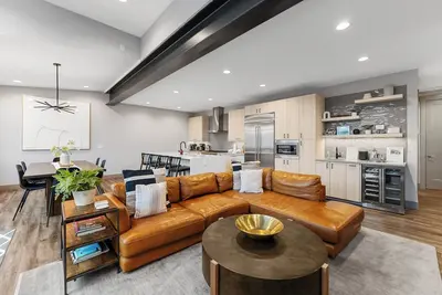 Beautiful Mountain Views! Private Hot-Tub, Game Room, Ev Charging & Elevator!