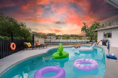 Image de [Kids Favourite] World Cup Lakefront Hub | 5br | Heated Pool & Fire Table