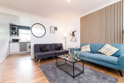 Cosy 3-Bed Flat with Free Parking, 5 minutes away from the City Centre