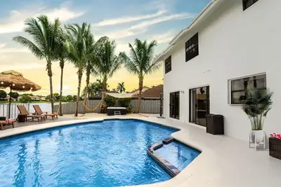 Image de Waterfront Villa w/ Pool Game Room Cinema Spa