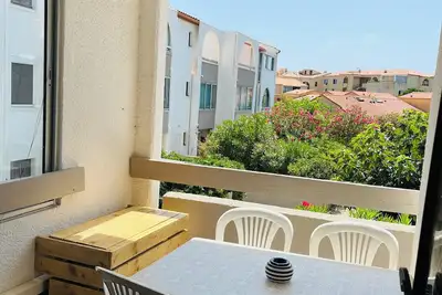 Image de Location Appart avec terrasse entre Mer et Port. Équipé d’une Climatisation.