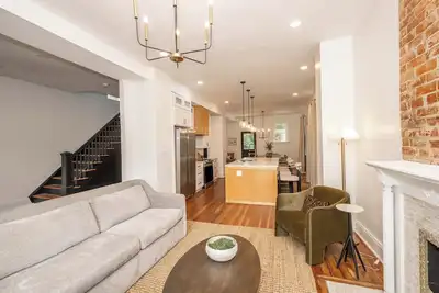 Image de Woodburn Villa by Blackhouse – Modern 5 Bdr in Trendy Cincy Neighborhood!