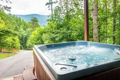 Image de *Gorgeous 3bd Cabin w/ Views! Hot Tub + Fire Pit! *