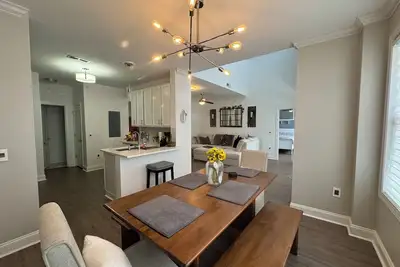 Image de Modern 2-bedroom condo with storage in  Raleigh - perfect for long term stays!