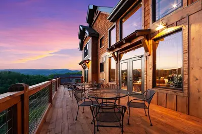 Image de Luxe Mountain Escape: Private Pool, Games, Hot Tub, & Cozy Fireplace