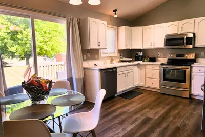 Image de 3+ bedroom split level house in the heart of all Clive amenities