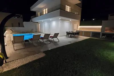 Image de Luxury 4-bedroom villa with massage jets and Heated Swimming pool.