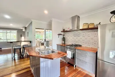 Image de Live in Kuranda Village | Lush garden | Balcony dining