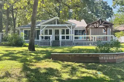 Image de Lakefront Retreat with Dock & Guest House