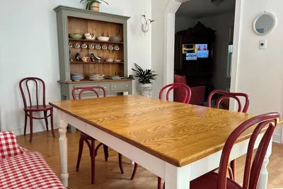 Image de Cozy 2-bedroom apartment in fabulous Riverwest Mke with Ac, WiFi, Garage