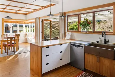 Image de 600m to Cbd  Riverfront Home