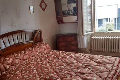 Image de belle chambre agréable à vivre proche commerce