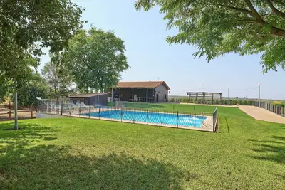 Image de Maison de campagne 'La Cabaña Piscina Y JardĂn' avec piscine privĂ©e et climatisation
