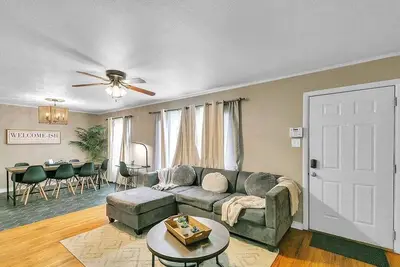 Image de Cozy Family Retreat with Spacious Yard by RedAwning