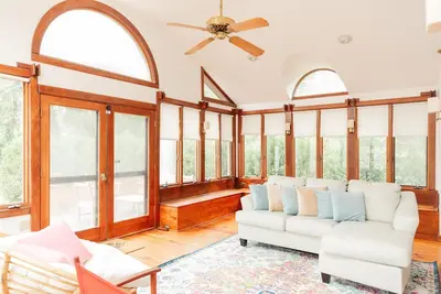 Image de New - Entire Home/ Gorgeous Sunroom off Rugby Road - Walk to Uva and Jpj Arena!
