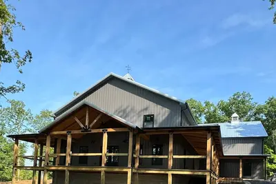 Image de 20% Off Book By 6/30 Lake, Pickleball, Basketball, Barndo, Sports Retreat