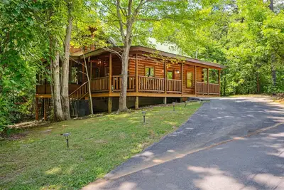 Image de Snuggle Up! Cozy Cabin with Hot Tub Escape