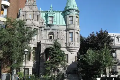 Image de Le penthouse at\"Le château\"- 2 bedroom condo.