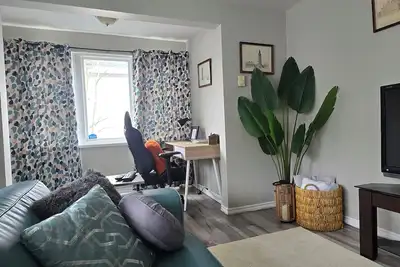 Image de Bright, central location. Walking to all amenities.