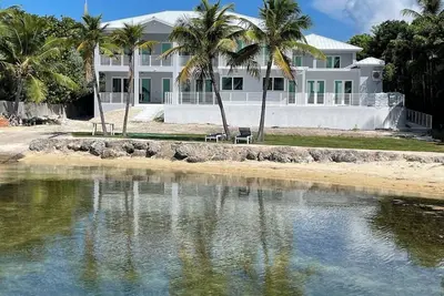 Image de Brand New Bayfront Home - Pool/Sandy Beach - private and elegant - Islamorada