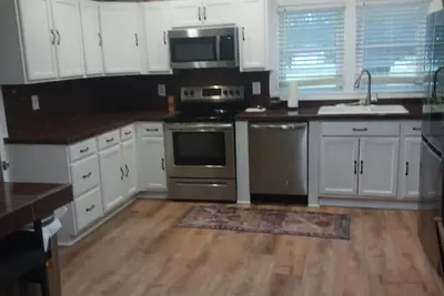 Image de Recently updated cottage minutes from beach, pet friendly, large yard wifi, ac
