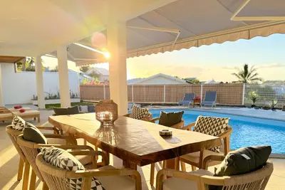 Image de Villa Cosy Kerval : Élégance et sérénité avec piscine et vue imprenable
