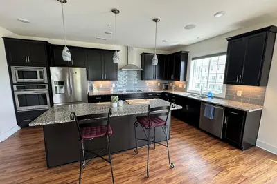 Image de Modern Townhome in welcoming Short Pump with fitness room and pool